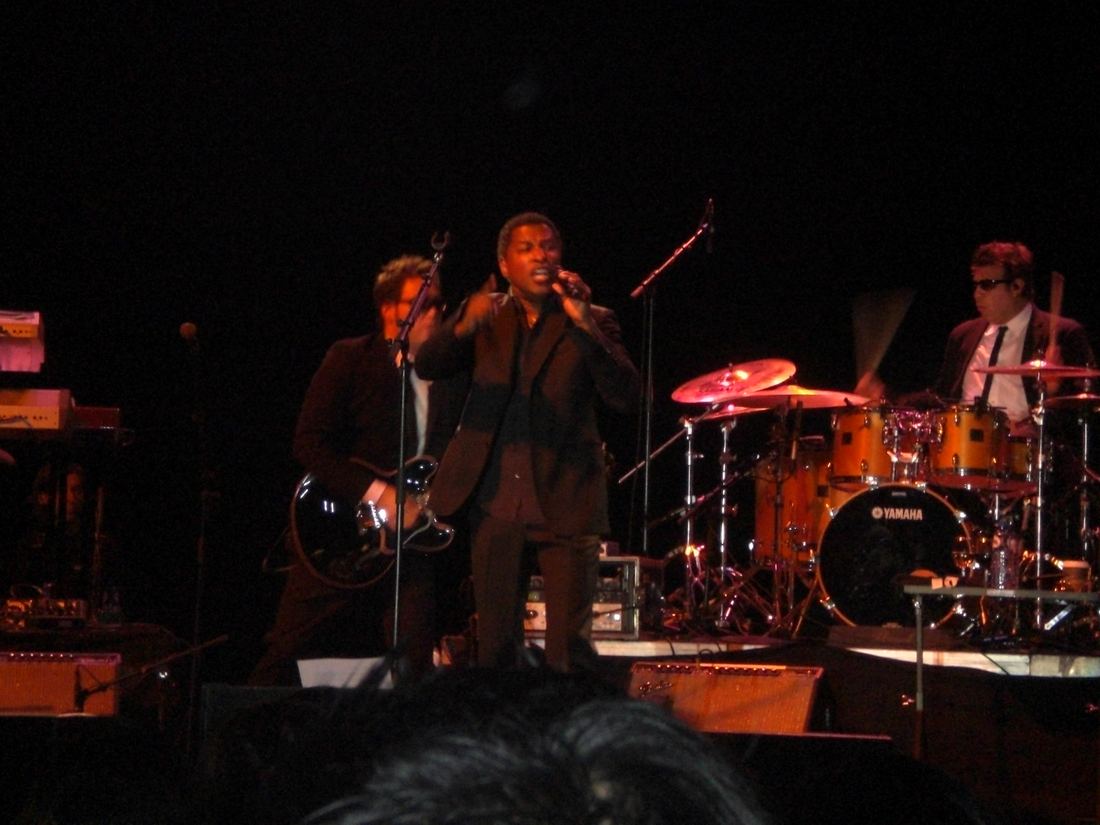 Kenneth Babyface Edmonds singing on stage with his band